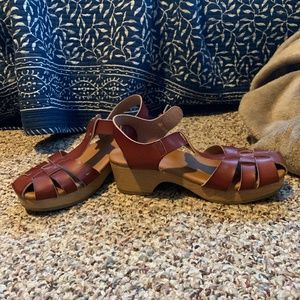 Universal Thread Brown clogs